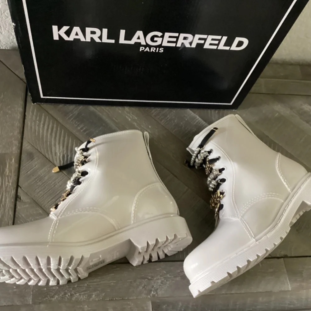 KARL LAGERFELD PARIS Topanga Embellished Rain Booties, size 7 - Picture 7 of 14